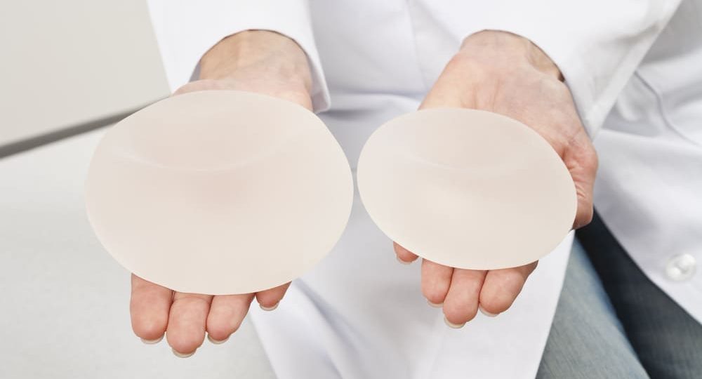 Cómo elegir implantes de senos según tu estilo de vida y objetivos estéticos